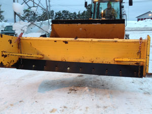 Snow plow cutting edges